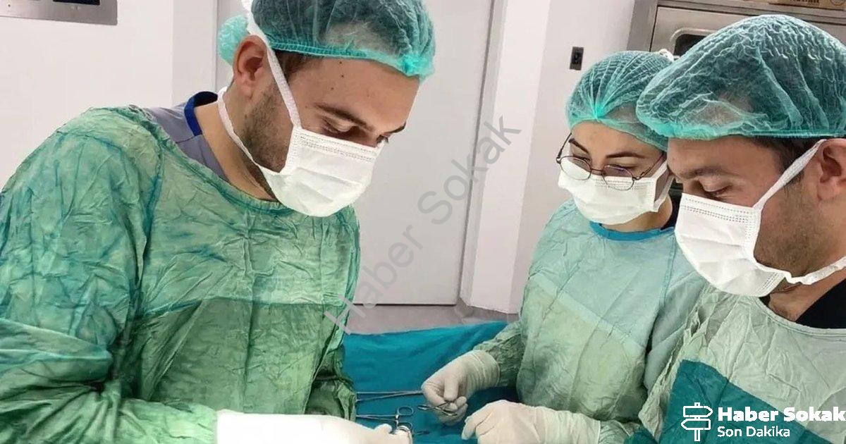 "Şuhut Devlet Hastanesi'nde Kasık Fıtığı Ameliyatında Büyük Başarı" başlıklı haber için fotorealisti